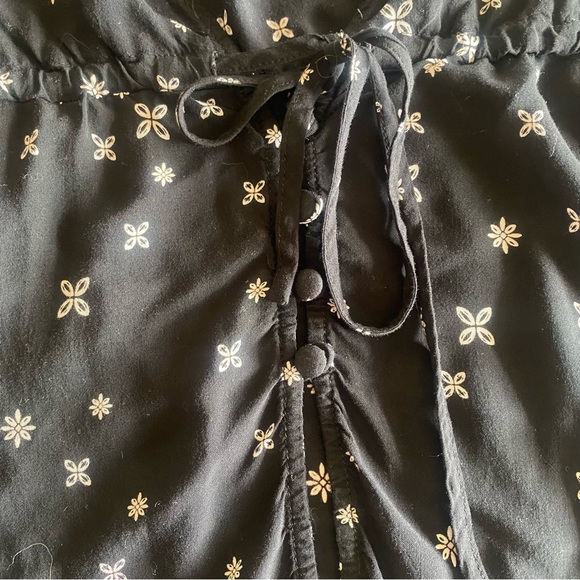 Kimchi Blue Black White Floral Flutter Sleeve Top Small - Picture 5 of 11